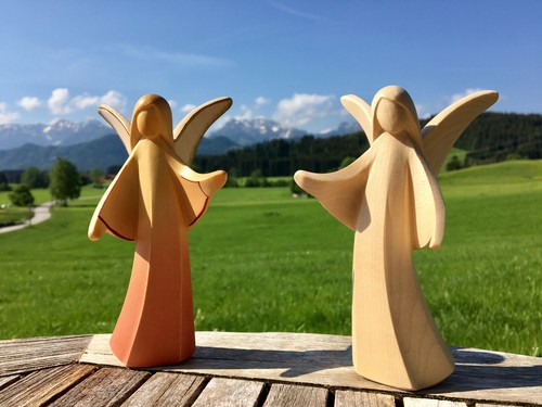 Moderner engel aus holz - aus,